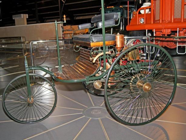 Näyttely museon - maailman ensimmäinen auto Benz Patent-Motorwagen, 1885