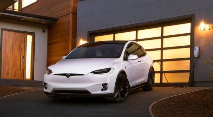 Tesla Model X 2016. Kuva: cheatsheet.com.