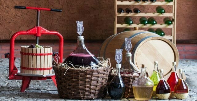 Miten valmistautua kotitekoisia viiniä rypäleistä (punainen tai valkoinen)
