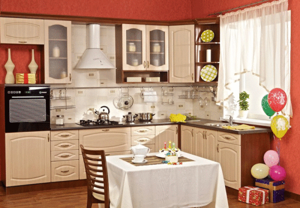Punainen keittiö, jossa beige setti, luotu neliönmuotoiseen huoneeseen