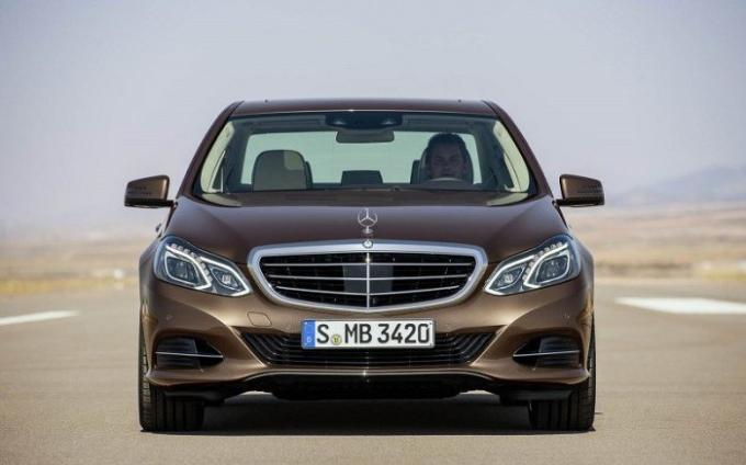 Saksan liike-luokan sedan Mercedes-Benz E-Class 2014. | Kuva: cheatsheet.com.