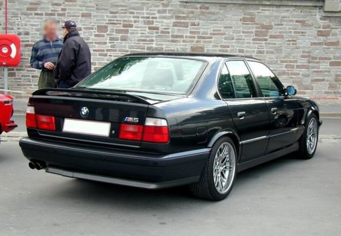 BMW 5 - kehittyneempi versio tavallista "viisi". | Kuva: a2goos.com.