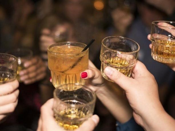 Tutkijat ovat tunnistaneet useita merkittäviä syitä kuorsaus, ja alkoholi - yksi niistä. / Kuva: fakty.uaReklama. 
