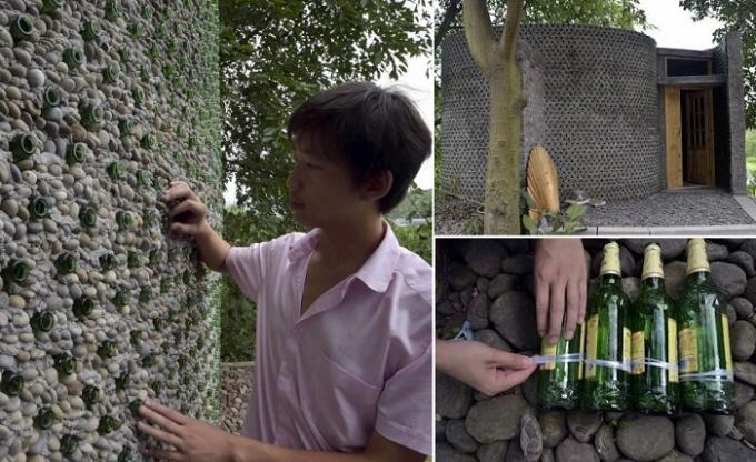 Kiinalainen mies rakennettu olutpulloja toimisto.