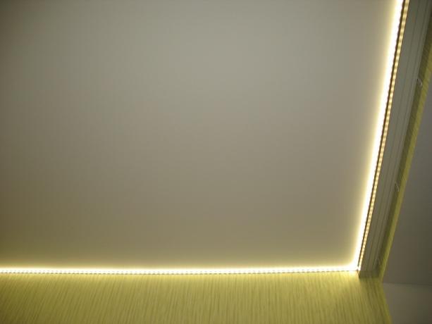 valaistus keittiössä LED-nauhalla