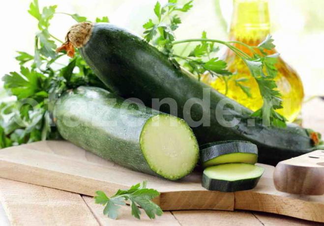 Resepti salaatti kesäkurpitsa. Havainnollistamiseen artikkeli käytetään tavallisen ajokortin © ofazende.ru
