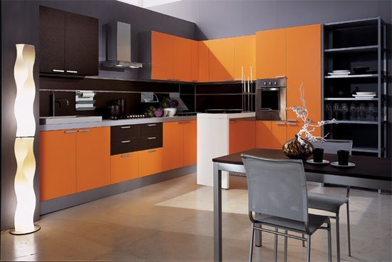 Mustat elementit eivät ole toiminnaltaan huonompia kuin oranssit, tunkeutuvat huonekaluihin, ovat aktiivisesti vuorovaikutuksessa häiritsevän valkoisen kanssa, mikä antaa keittiölle poikkeuksellisen mukavuuden