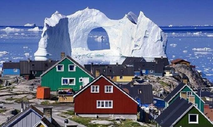 Kaupunki Longyearbyen on tunnettu maailmanlaajuisesti epätavallinen värillinen taloa.