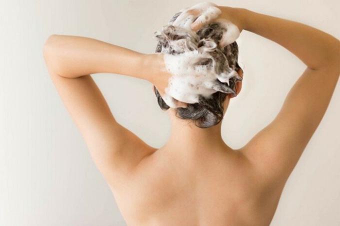 Puhdistava shampoo: on mahdollista, jos varovasti. Mutta se on parempi käyttää vaihtoehtoisia
