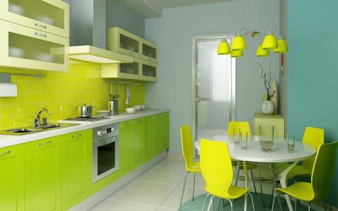 Vaaleanvihreä keittiö sisätiloissa, jossa on kimalteleva keltainen, koristaa täydellisesti pohjoiseen päin olevan keittiön sisätilat