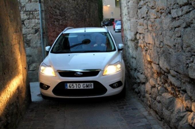 Kuljettaja Ford tuskin hiipii kapeilla kaduilla Girona Espanja. | Kuva: chambersarchitects.com.