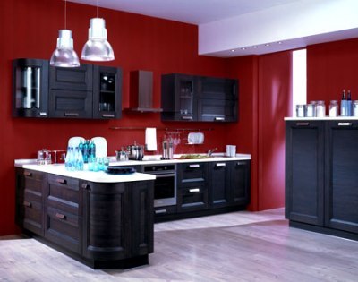 Ruskean yhdistelmä keittiön sisätiloissa valkoisella ja rikkaalla punaisella