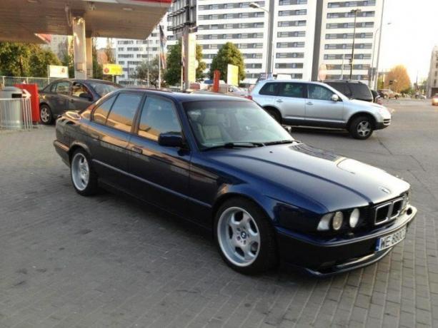 BMW 5-sarjan pidetään "standardi" auton gangsterit 90s. | Kuva: youtube.com. mainos
