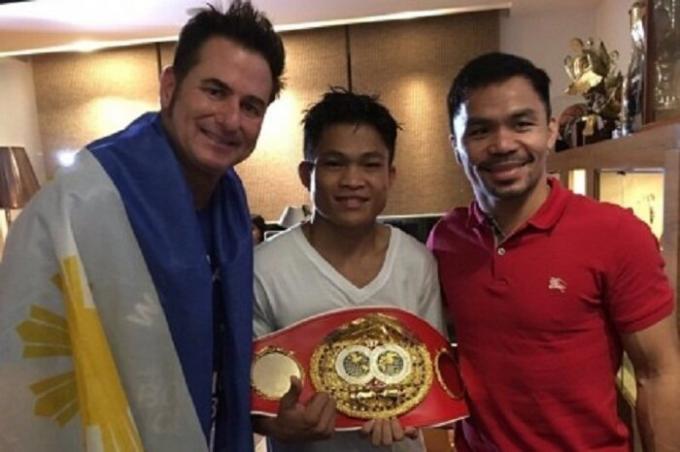 Kuuluisa nyrkkeilijä antaa rahoitusapua nuorille urheilijoille (Dzhervin Ankahas ja Manny Pacquiao).