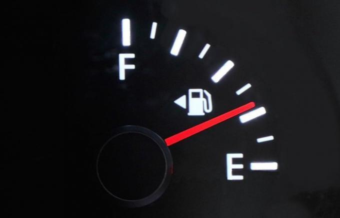  Jos bensiinin säiliössä lähestyy nollaa.