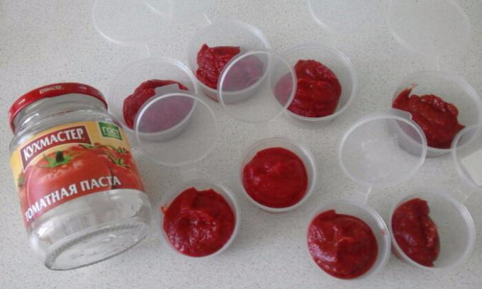 Tomaattipyrettä kertakäyttöisiä muoviastioita.