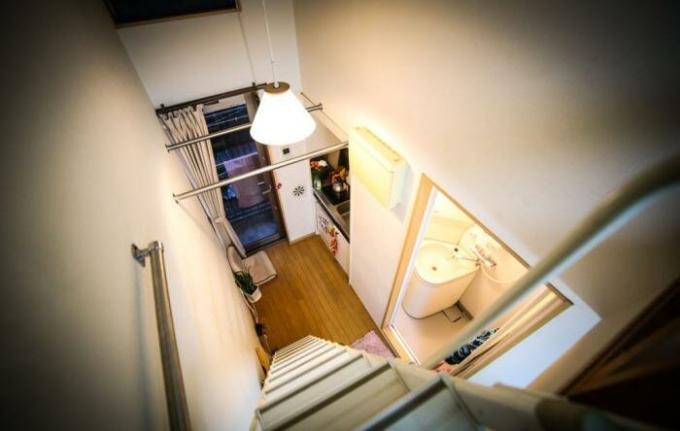 Asunto Tokiossa: keittiö, kylpyhuone, makuuhuone ja parveke.