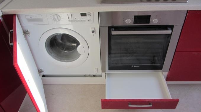 Sisäänrakennettu pesukone keittiössä, kuinka rakentaa pesukone keittiöön: ohjeet, valokuva- ja video-oppaat, hinta