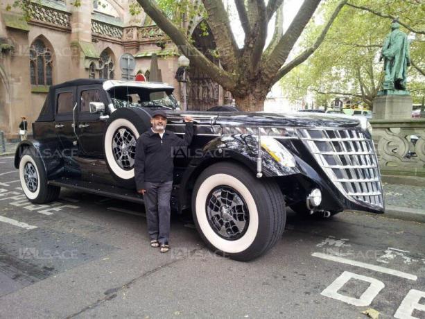 Sheikki Hamad bin Hamdan Al Nahyan, jossa hänen autonsa jättiläishämähäkki Strasbourgissa