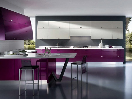 Violetti keittiö näyttää tyylikkäältä ja houkuttelevalta.