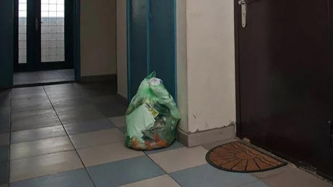 Umnichka vaimo, vieroitettu naapurit stand pussi roskaa yhteiseen käytävään, nyt jäte ei haise!