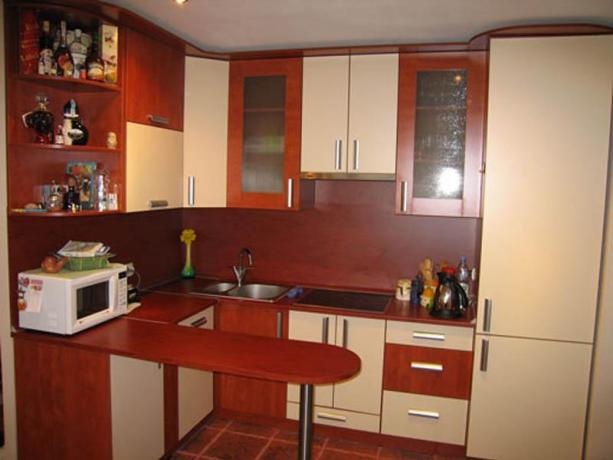 Keittiön kaapit pieneen keittiöön (42 kuvaa): Tee-se-itse-asennusohjeet, hinta, valokuva