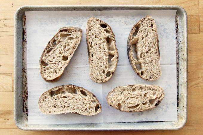 Miten pitää leivän tuoreena vaikka kuukausi: temppu, joka on hyödyllistä kaikille