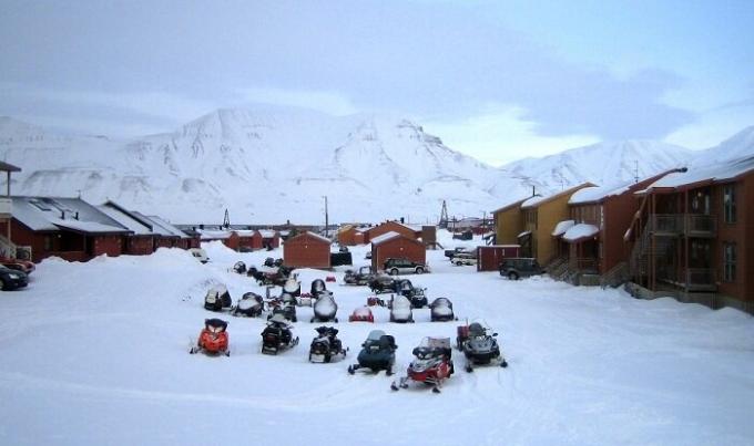 Talvella kaikki asukkaat ja turistit siirtyä moottorikelkat (Longyearbyen, Norja).