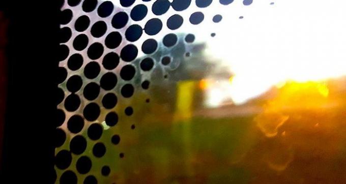 Mitä nämä mustia pisteitä lasille autosta ja miksi niitä tarvitaan
