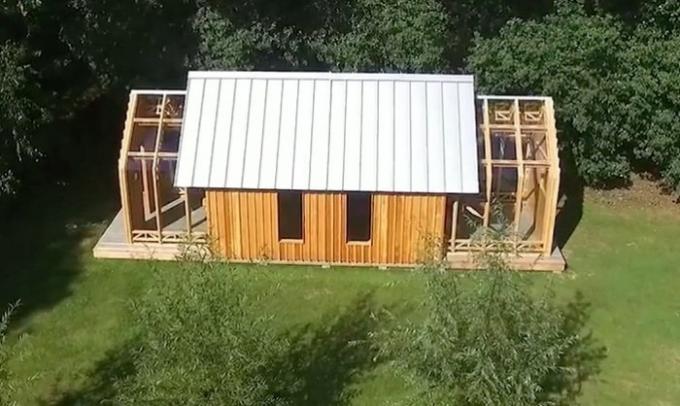 Mies rakensi äitinsä liukuva Pavilion.