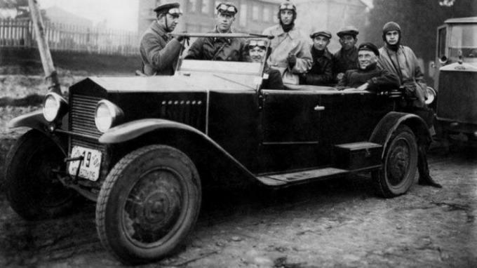 Auto oli ylellisyyttä ennen sotaa.