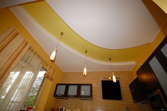 Kipsikartongista valmistetun keittiön katto voi olla paitsi yksivärinen
