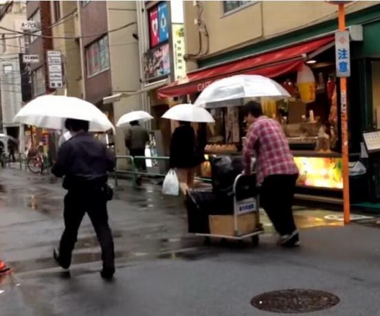Läpinäkyvät sateenvarjot ovat erittäin suosittuja Japanissa.