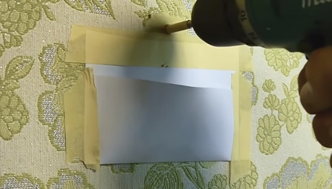 Tasku koostuu paperista ja maalarinteippiä suojelee tapetti pölyltä joka syntyy, kun poraus 