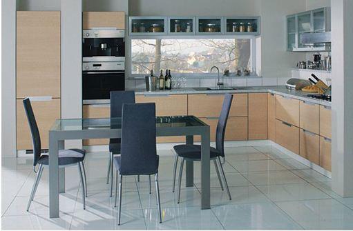 Tässä valokuvassa moderni keittiö on tyypillisen ympäristön standardi