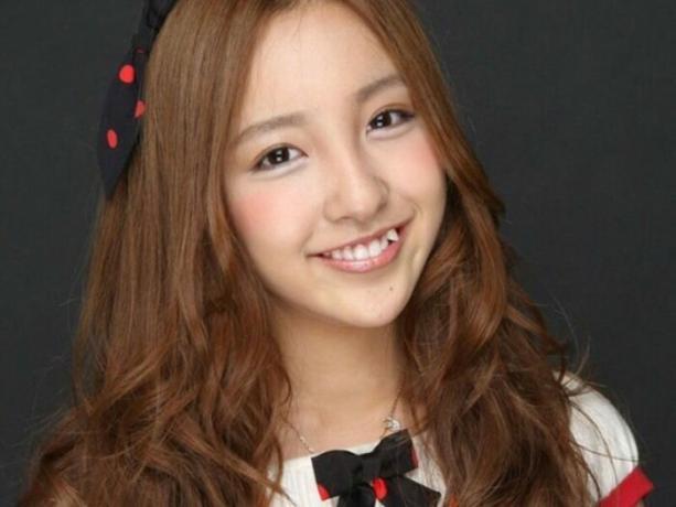 Nuori japanilainen nainen näyttää erittäin houkutteleva olevan teroitettu hampaat. / Kuva: porosenka.net