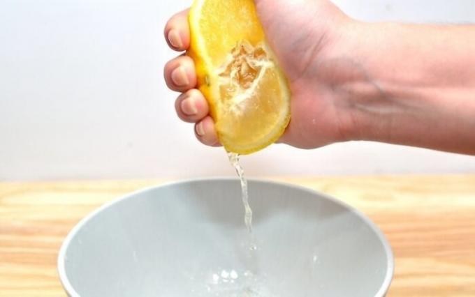 Sitruunamehu lisää maustetta lautasen.
