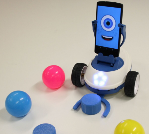 Robobo Educational Robot suorittaa käyttäjän ohjelmoimia toimet