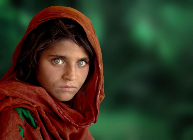 12-vuotias afganistanilainen tyttö pakolaisleirillä.