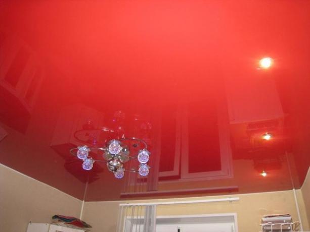 punainen katto keittiössä