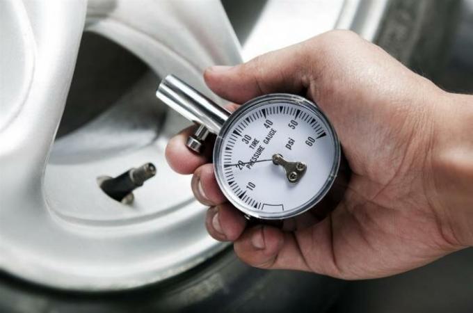 Rengaspaine voi merkittävästi lisätä polttoaineen kulutusta. | Kuva: autoglim.ru