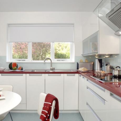 Valkoisen keittiön suunnittelu (45 kuvaa): video-ohjeet sisustamiseen omin käsin, yhdistelmä punaista, hinta, valokuva