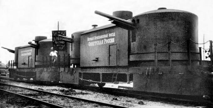 Säiliöt kiskoilla kulkevat miten rakennettiin Venäjän panssaroitu juna