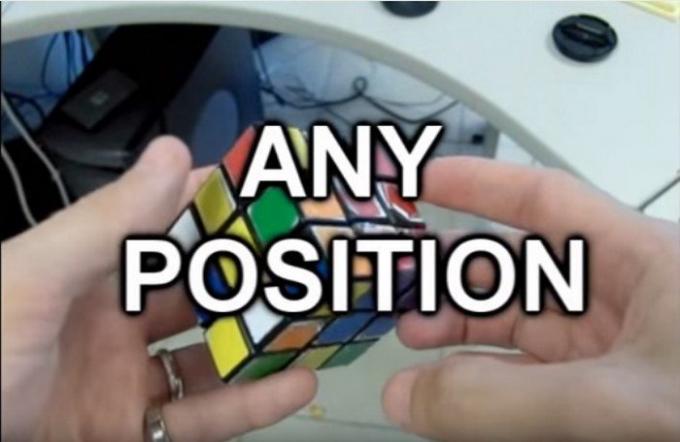 Miten koota Rubikin kuution kautta kaksi liikettä