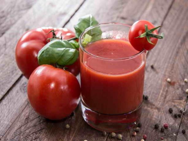 Korjuu terve mehut tomaatti © ofazende.ru