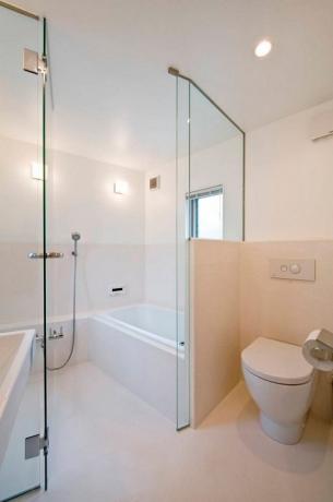 Myös pohjakerroksessa kapean talossa on täydellinen kylpyhuone
