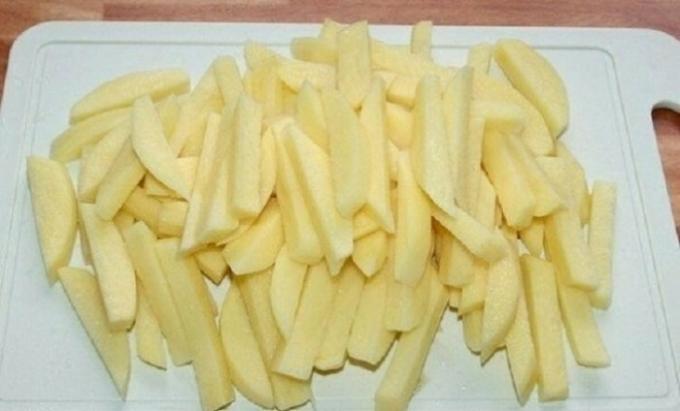 Leikkaa kuoritut perunat suikaleiksi 1 cm paksu.