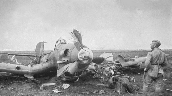 Neuvostoliiton sotilaat tarkastaa downed U-87. | Kuva: imgur.com. 