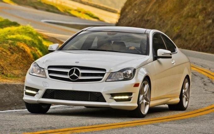 Kompakti Executive sedan Mercedes-Benz C350 2014. | Kuva: cheatsheet.com.